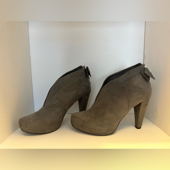 Guess, Size 8 1/2 Booties - Picture 3 of 5